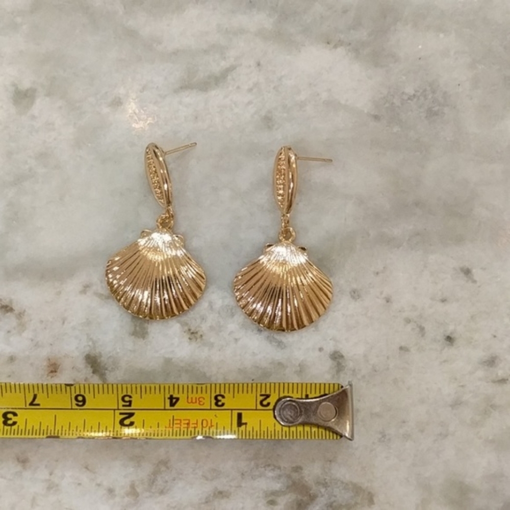 14K Gold Plated Clam Sea Shell Drop Earrings - Picture 5 of 6
